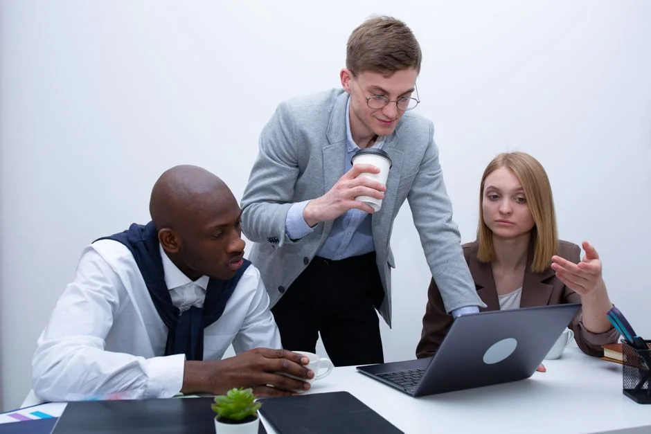 Gros plan sur divers documents marketing posés sur un bureau, idéal pour des échanges autour du business et de la stratégie.